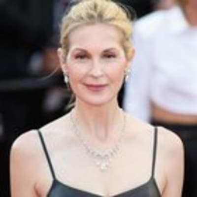 Kelly Rutherford's latest photoshoot is sizzling! Her stunning looks and irresistible charm are turning heads everywhere. Don't miss out on this jaw-dropping moment!