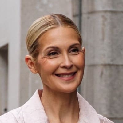 Kelly Rutherford dazzled at the LFW Simone Rocha show last month, rocking a princess-like outfit that had everyone talking! Don’t miss the enchanting details of her stunning look! 👑✨