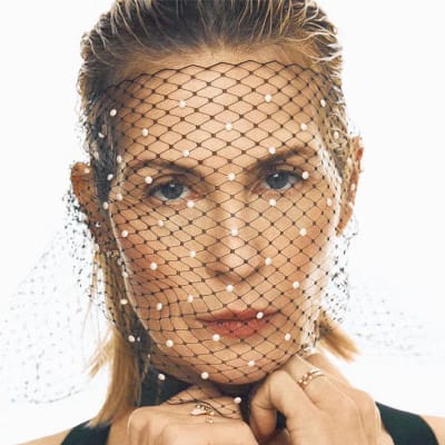 "Kelly Rutherford shines in her latest @elle_es feature, unveiling her stunning new looks and sharing exclusive insights that will leave fans craving more! Don't miss out!"