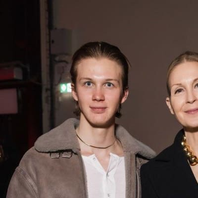 Kelly Rutherford steals the spotlight at the Patou Show with her son! 🌟 Their stylish duo is turning heads at #PFW—don’t miss their chic moments! 📸✨