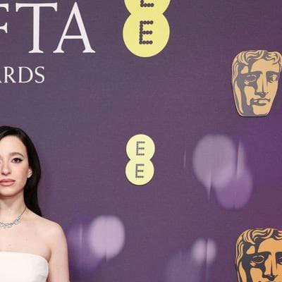 Kelly Rutherford dazzled on the red carpet at the 2025 BAFTAs, shining alongside stars like Mikey Madison, Anna Kendrick, and Hannah Dodd—fashion moments you don’t want to miss! 🌟✨