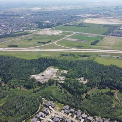 Kelly Rutherford captures stunning aerial views of Southwest Edmonton, showcasing the beauty of MacEwan and Heritage Valley! Discover the breathtaking landscapes and vibrant communities through her lens! 🌅✨