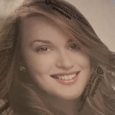Leighton Meester hilariously shares her apartment decor mishap! Discover why a random photo of herself left her in stitches. You won't want to miss this funny inside look! 🖼️😂