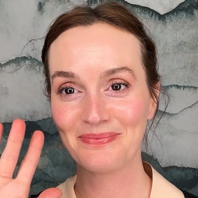 Leighton Meester shares her effortless makeup secrets in Vogue! Discover how she achieves that stunning, natural glow that keeps fans buzzing with excitement! Don’t miss these beauty tips!