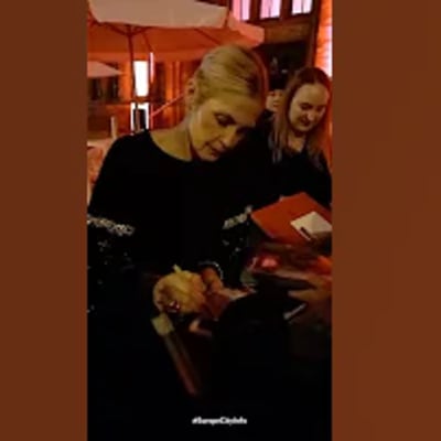 Kelly Rutherford lights up Munich! 🌟 Catch her heartwarming moments with fans as she signs autographs and spreads joy. Don't miss this star-studded encounter! #shorts #stars