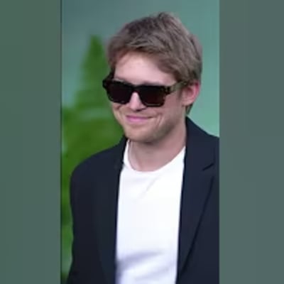 Joe Alwyn dazzles at the British premiere of The Last Of Us: Season II, turning heads with his stunning look and charming smile! Don’t miss the highlights! #Shorts
