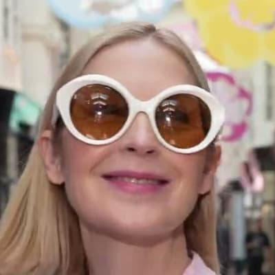 Dive into Kelly Rutherford's stunning new campaign with @code8! Discover her effortlessly chic beauty secrets that redefine simplicity—get ready to glow like never before! ✨💖