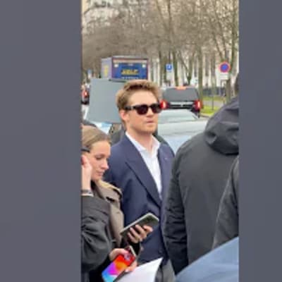 Catch Joe Alwyn stealing the spotlight as he exits the Dior show in Paris! 🇫🇷 Fashion week has never looked so chic. Don’t miss his stunning style! #pfw #fashionweek
