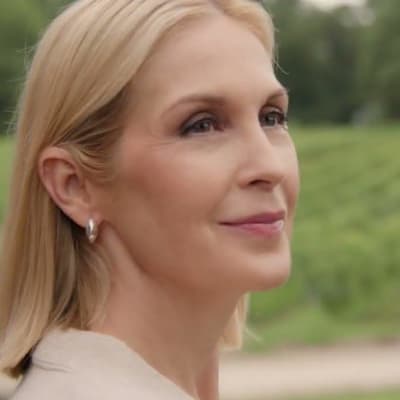 Kelly Rutherford is back in the spotlight with her dazzling new 2025 commercial campaign! Get ready for a stunning visual feast that showcases her undeniable charm and style!