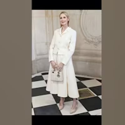 Kelly Rutherford stuns in her latest fashion find! 👗 Discover the chic details of this luxurious item that every Gossip Girl fan will envy! #didyouknow #fashion