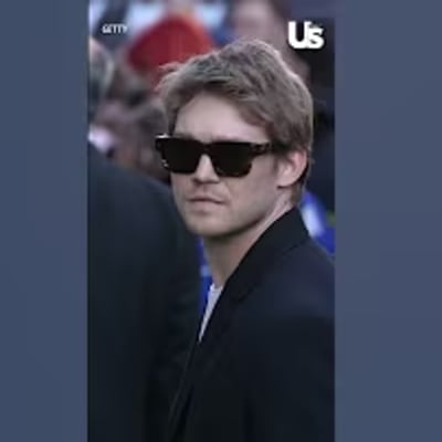 Joe Alwyn steals the spotlight at the TLOU Season 2 red carpet, showcasing a stunning new look that has fans buzzing! Don’t miss the latest on this style icon!